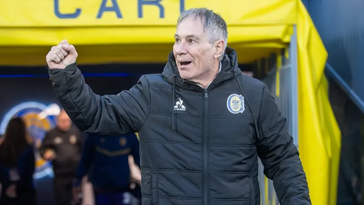 Holan analiza una variante para enfrentar a Boca.