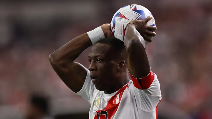 Luis Advíncula en la Selección de Perú