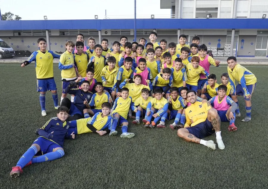 Paredes junto a los chicos de Boca. (Boca Oficial)