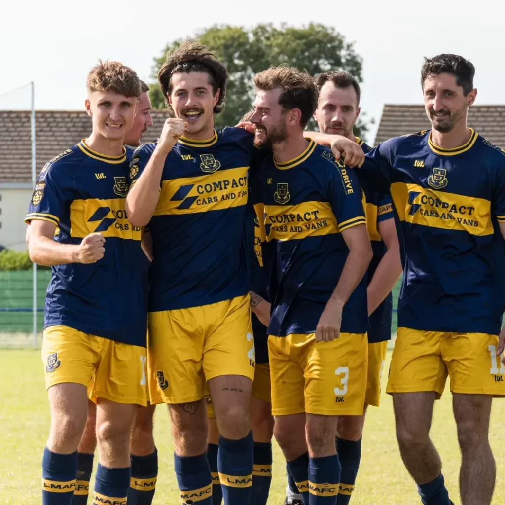 La camiseta del Llantwit Major FC de Gáles (Instagram)