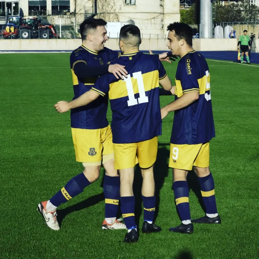 La camiseta del Llantwit Major FC de Gáles (Instagram)