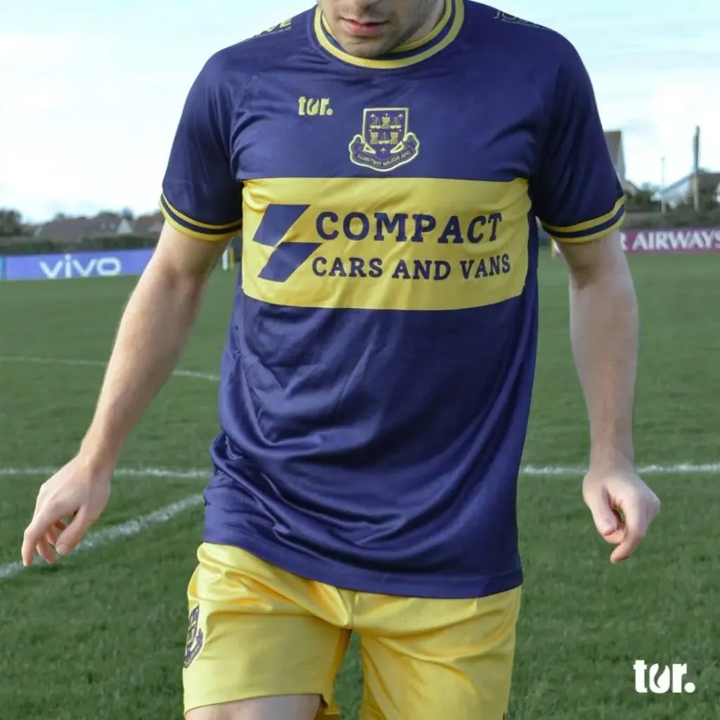 La camiseta del Llantwit Major FC de Gáles (Instagram)