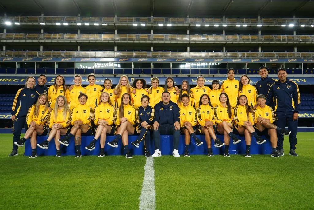 Riquelme con el plantel femenino de Boca. (Boca Oficial)