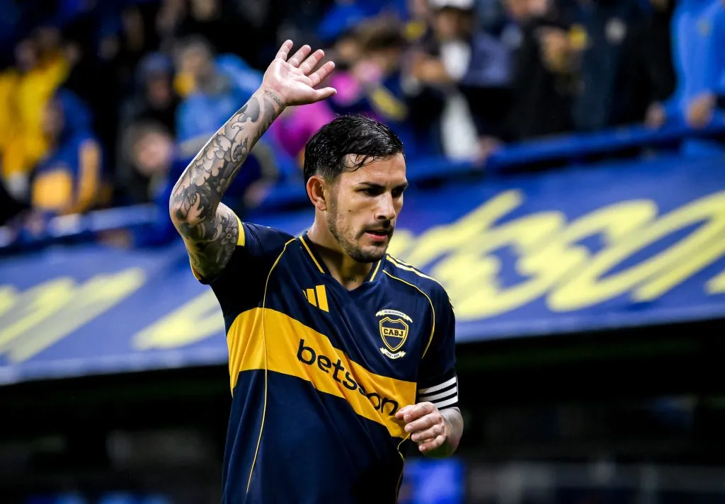 Paredes saluda a la hinchada de Boca. Foto: Getty.