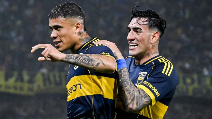 Di Lollo fue a abrazar a Costa tras su primer gol en Boca.