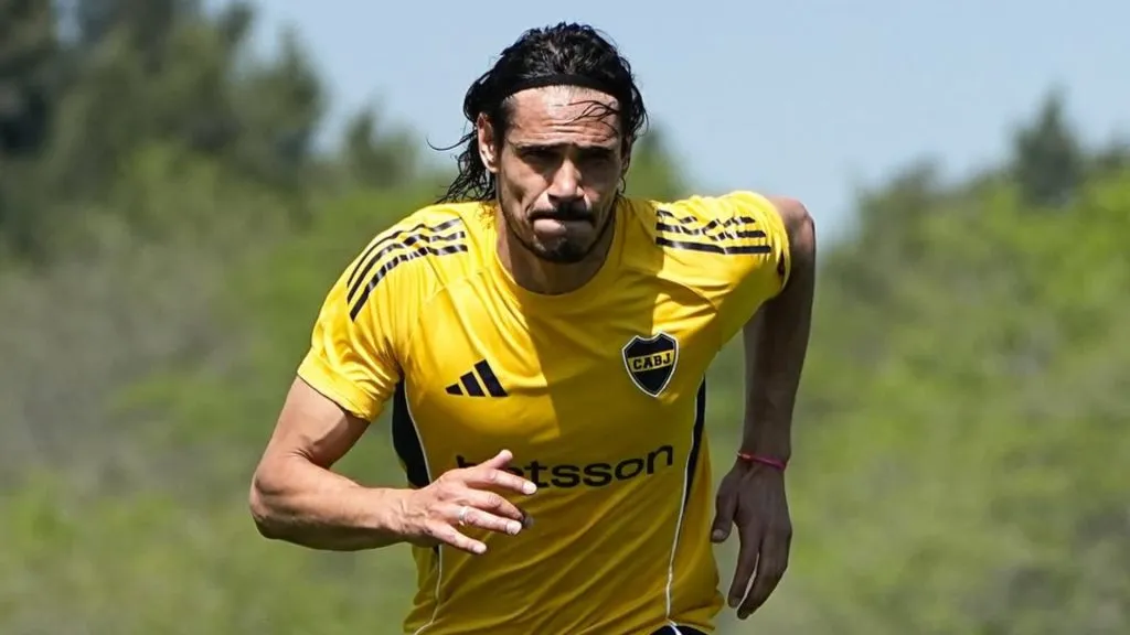 Cavani todavía no pudo enternarse a la par de sus compañeros.