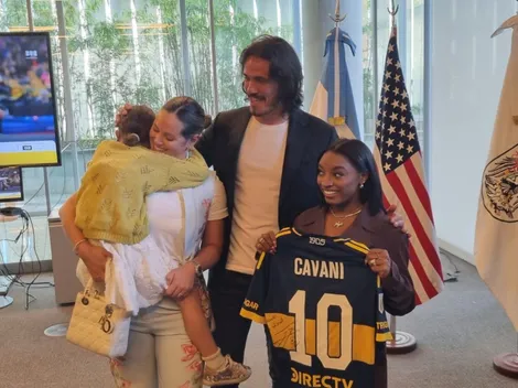 Cavani apareció junto a Simone Biles y le regaló una camiseta de Boca