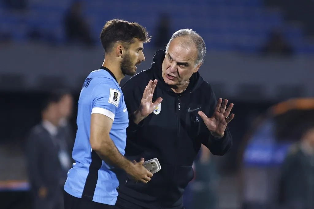 Marcelo Saracchi junto a Bielsa. (Getty)
