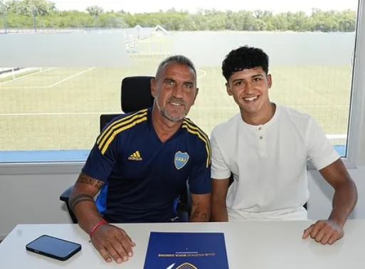 Satas firmó su primer contrato en febrero de 2025. (Instagram)