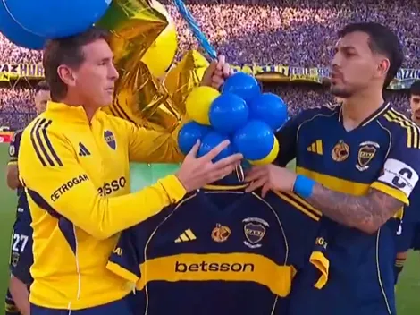 La bandera de Riquelme para Russo en su palco en La Bombonera