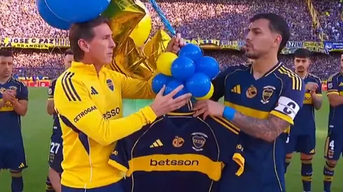 La bandera de Riquelme para Russo en su palco en La Bombonera