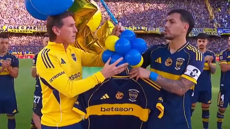 La bandera de Riquelme para Russo en su palco en La Bombonera