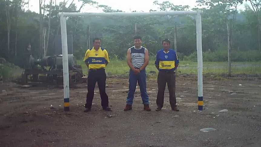 Miembros de la tribu Shuar con camisetas de Boca y un arco similar a los de La Bombonera. (TyC Sports)
