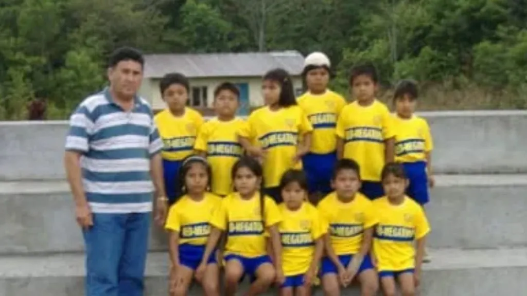 Los chicos con camisetas de Boca, hechas por una costurera. (TyC Sports)