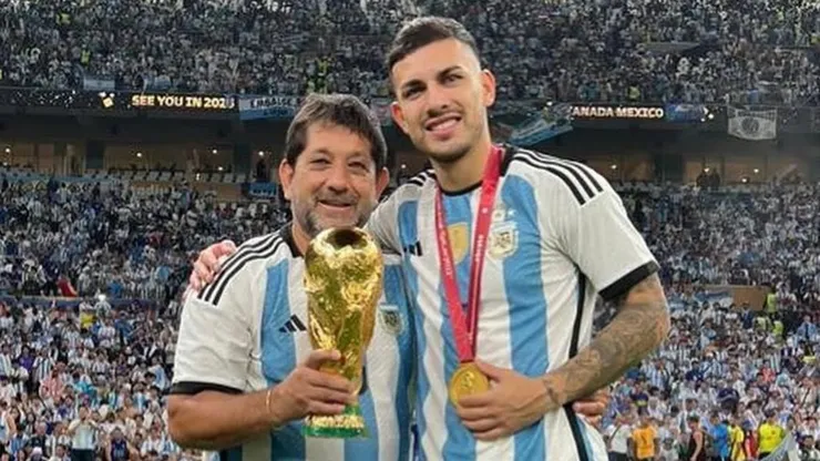 El guiño del papá de Paredes su hijo y Boca en un tatuaje gigante.