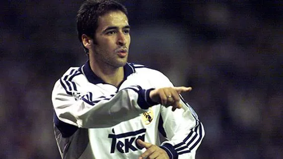 Dato desconocido: Raúl le obsequió su camiseta a Bianchi en el año 2000.