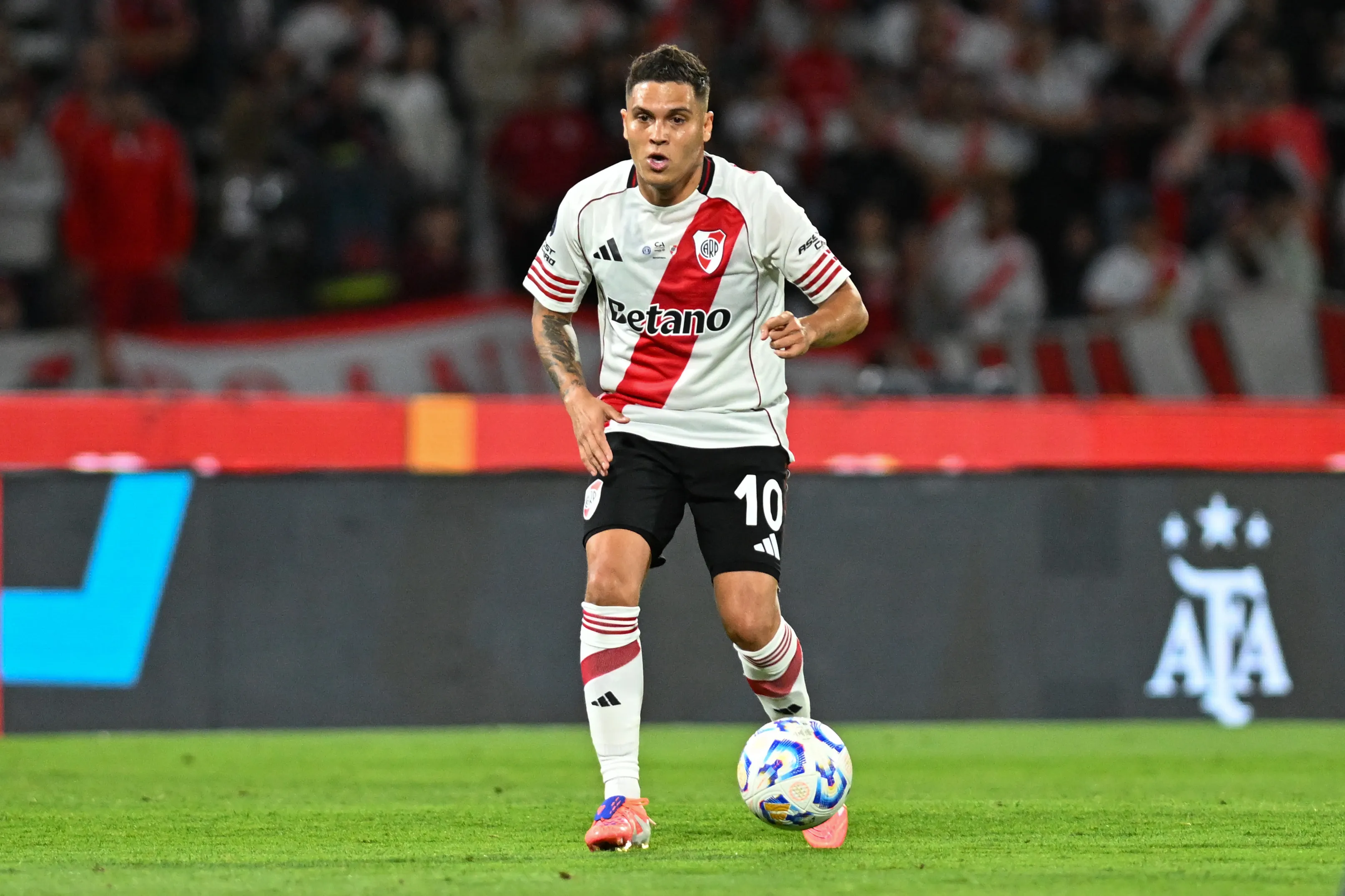 Milton Delgado deberá contener a Juanfer Quintero. (Getty Images)