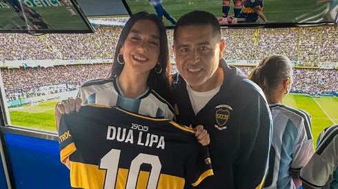 Dua Lipa estuvo en La Bombonera junto a Riquelme.