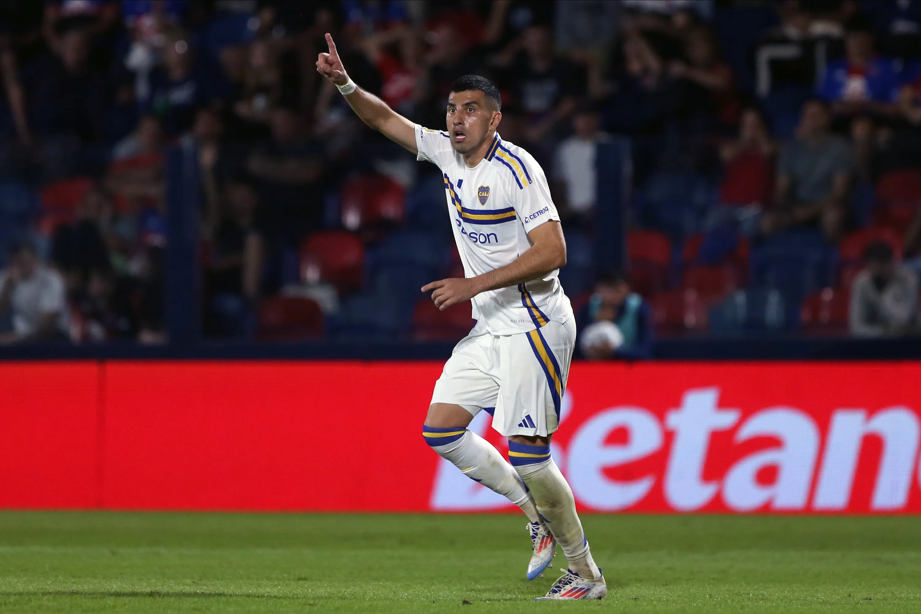 Battaglia estará varios meses afuera y Boca tiene un cupo para incorporar. (Getty)