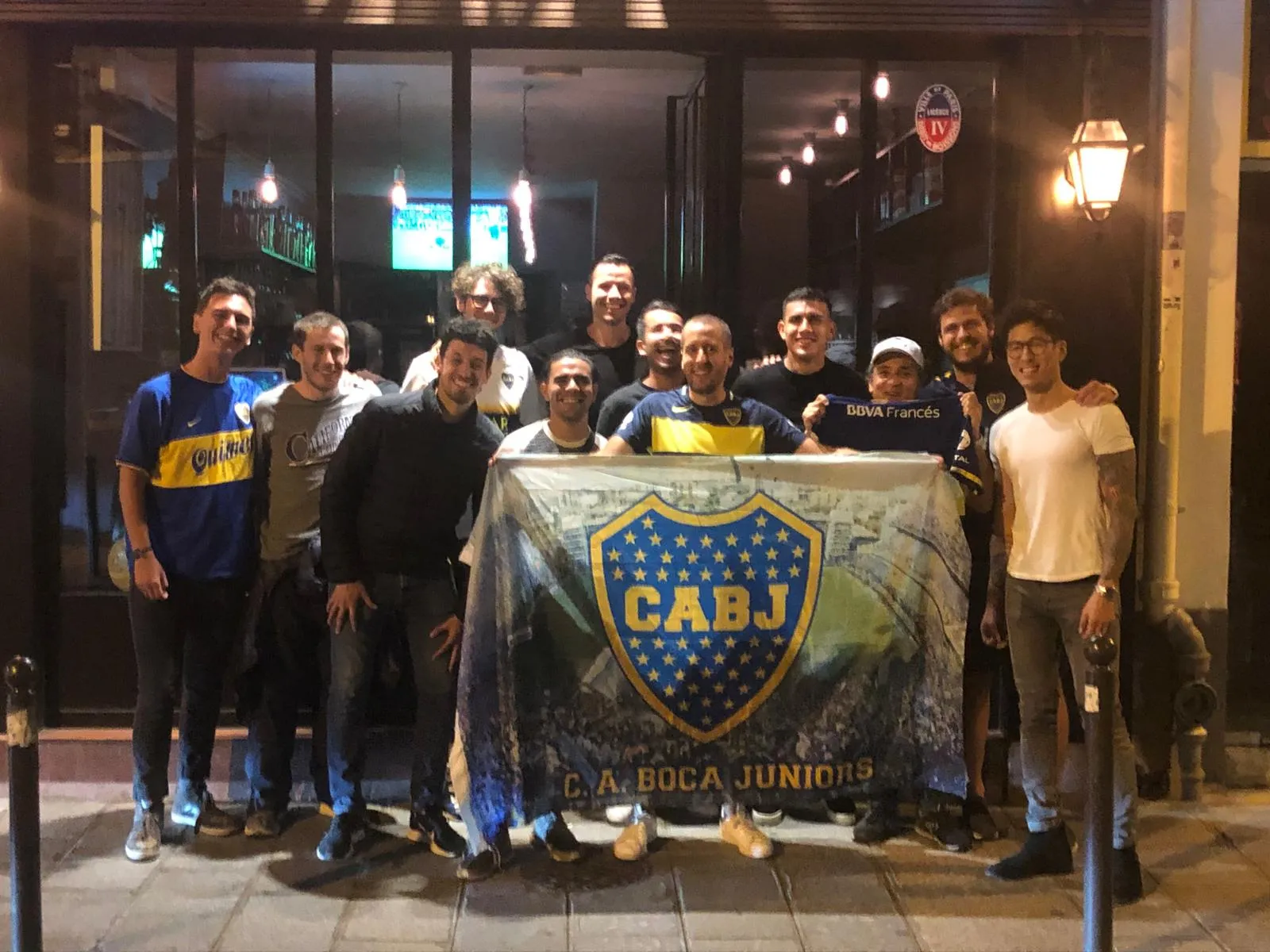Paredes junto a hinchas de Boca en 2019. (Consulado de Boca en París)