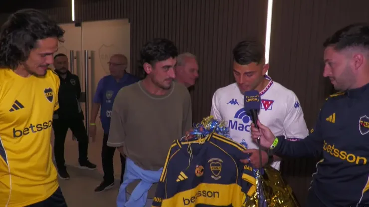 Ignacio Russo recibió la camiseta con la que Boca homenajeó a Miguel.
