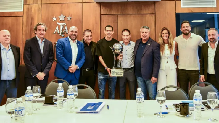 Rosario Central recibió un trofeo como el mejor de la temporada.