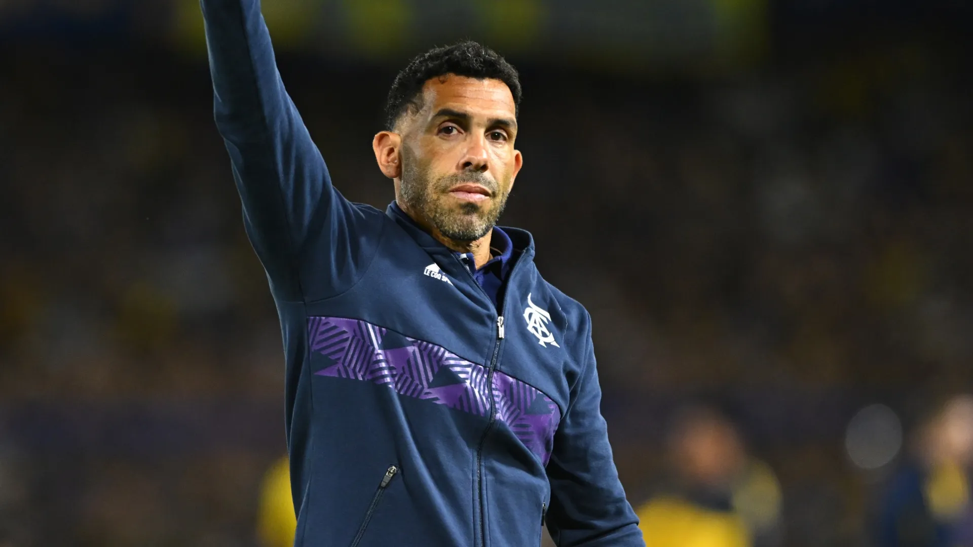 Tevez recibió el cariño de los hinchas en La Bombonera.