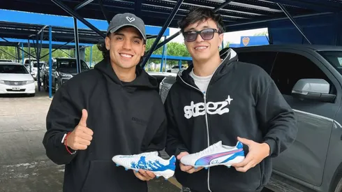 Los botines personalizados que recibió el Chango Zeballos.