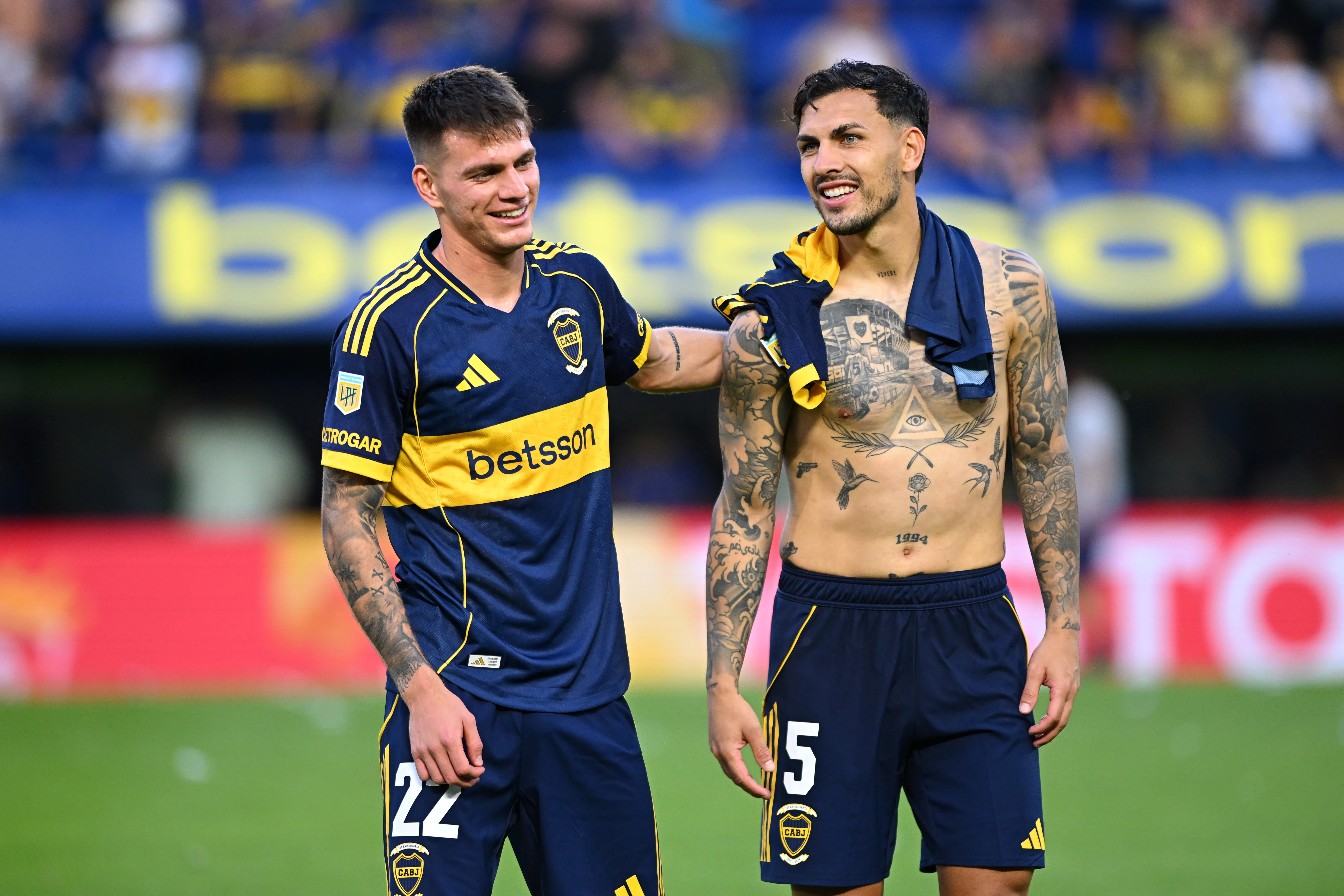 Zenón junto a Paredes tras el Superclásico. (Getty)