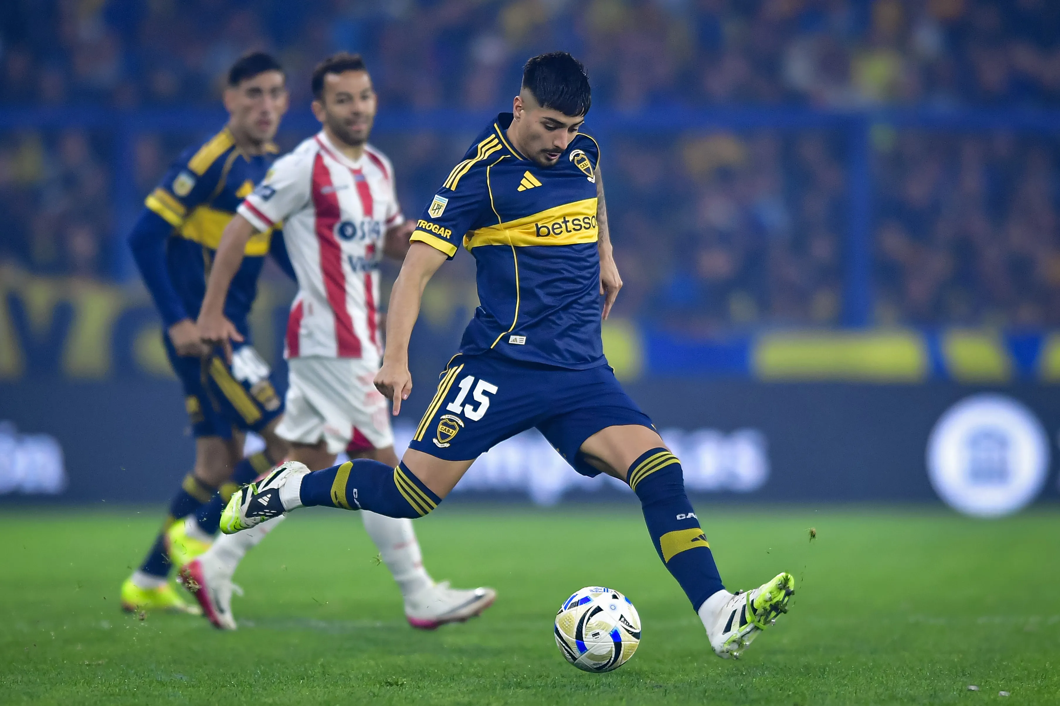 Necaxa pretende a Williams Alarcón. (Getty)