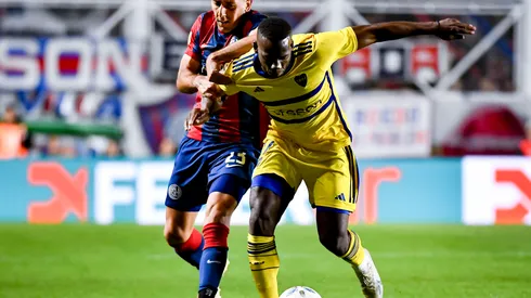 BUENOS AIRES, ARGENTINA – NOVEMBER 8: Luis Advincula of Boca Juniors competes for the ball with Gaston Hernandez of San Lorenzo during a match between San Lorenzo and Boca Juniors as part of Group B of Copa de la Liga Profesional 2023 at Pedro Bidegain Stadium on November 8, 2023 in Buenos Aires, Argentina. (Photo by Marcelo Endelli/Getty Images)