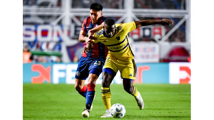 BUENOS AIRES, ARGENTINA - NOVEMBER 8: Luis Advincula of Boca Juniors competes for the ball with Gaston Hernandez of San Lorenzo during a match between San Lorenzo and Boca Juniors as part of Group B of Copa de la Liga Profesional 2023 at Pedro Bidegain Stadium on November 8, 2023 in Buenos Aires, Argentina. (Photo by Marcelo Endelli/Getty Images)