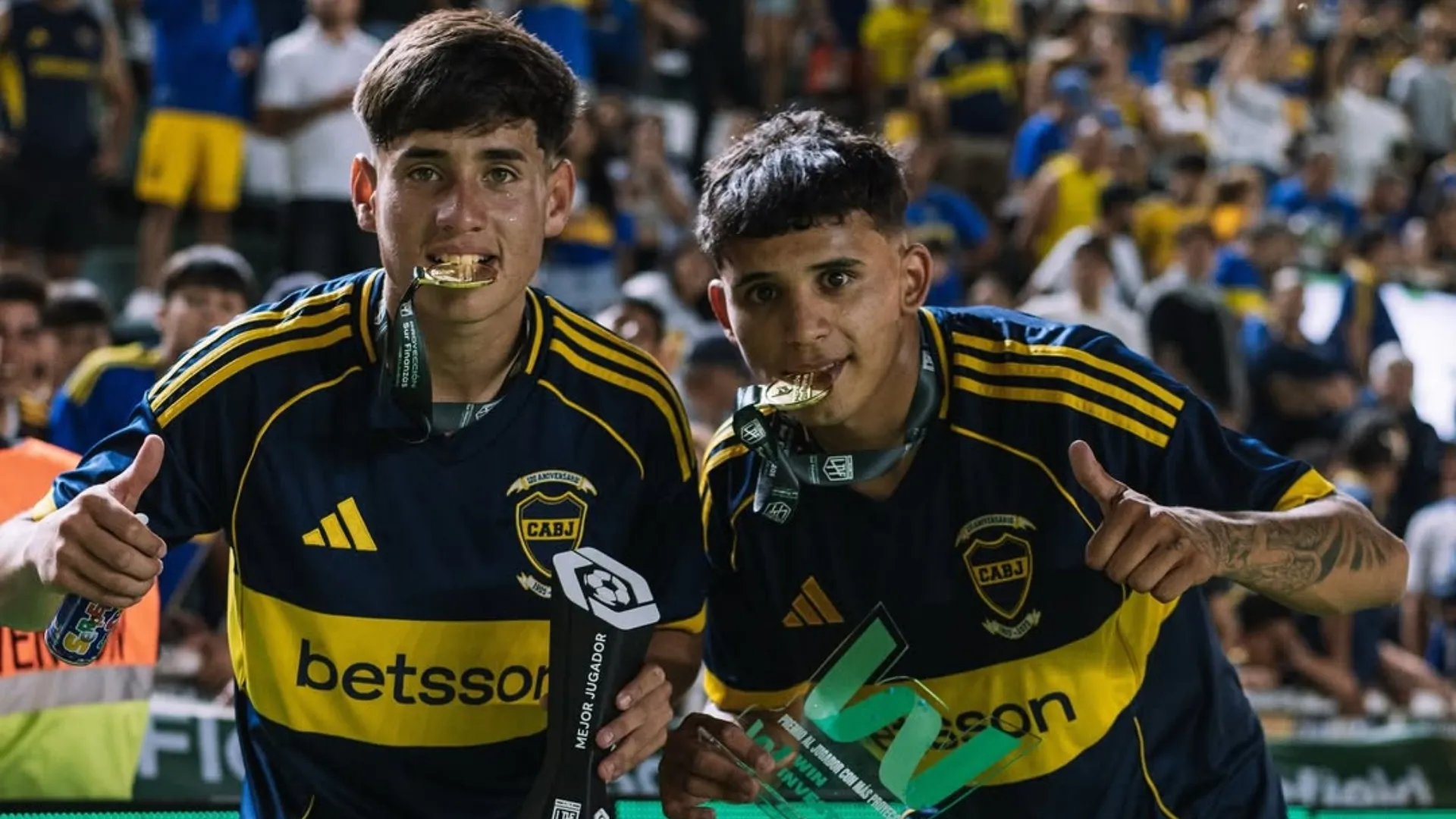 Uno sí y el otro no: Aranda pudo debutar en Primera pero Flores (derecha) aún espera.