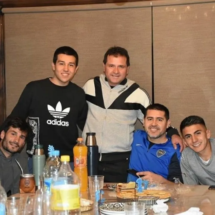Thiago Almada, junto a Riquelme, Delgado y Javier García hace algunos años.
