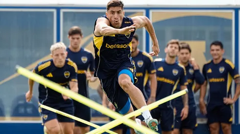 Un jugador de Boca trabaja apartado por lesión.