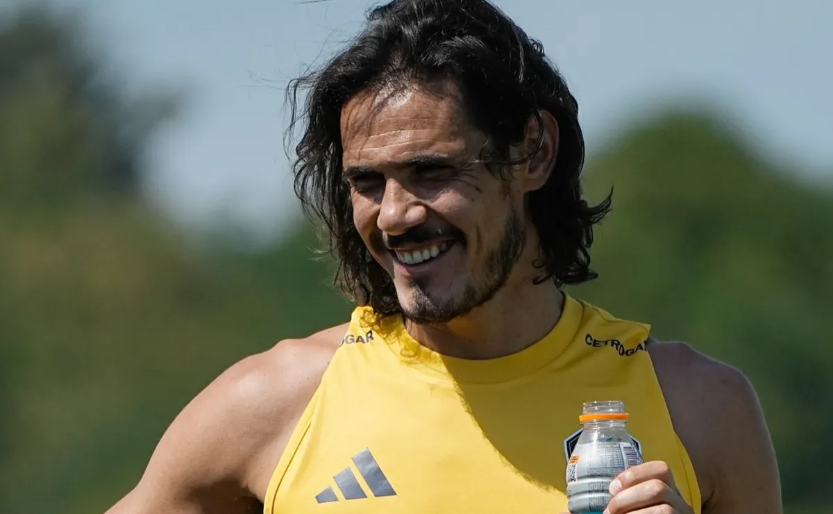 Un club se ofrece a recibir a Cavani si se va de Boca: 