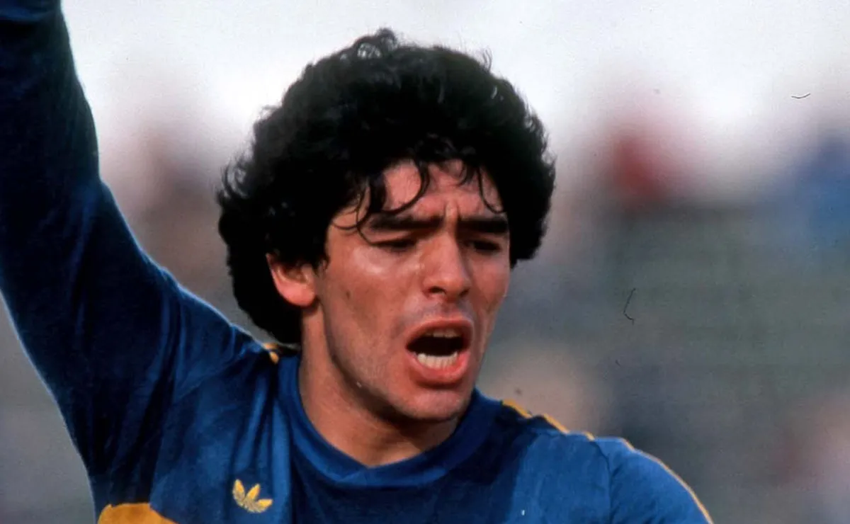 La enorme cifra que pagó un coleccionista por una camiseta que Maradona usó en Boca