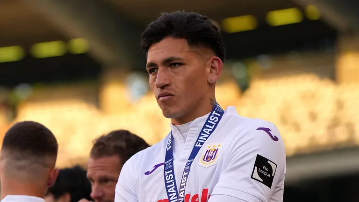 El delantero fue anunciado en su nuevo club y le da una mano a Boca por un refuerzo.