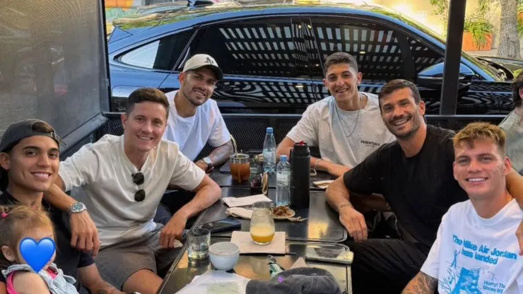 Un grupo muy unido: el encuentro entre Javi García y sus compañeros en Palermo.