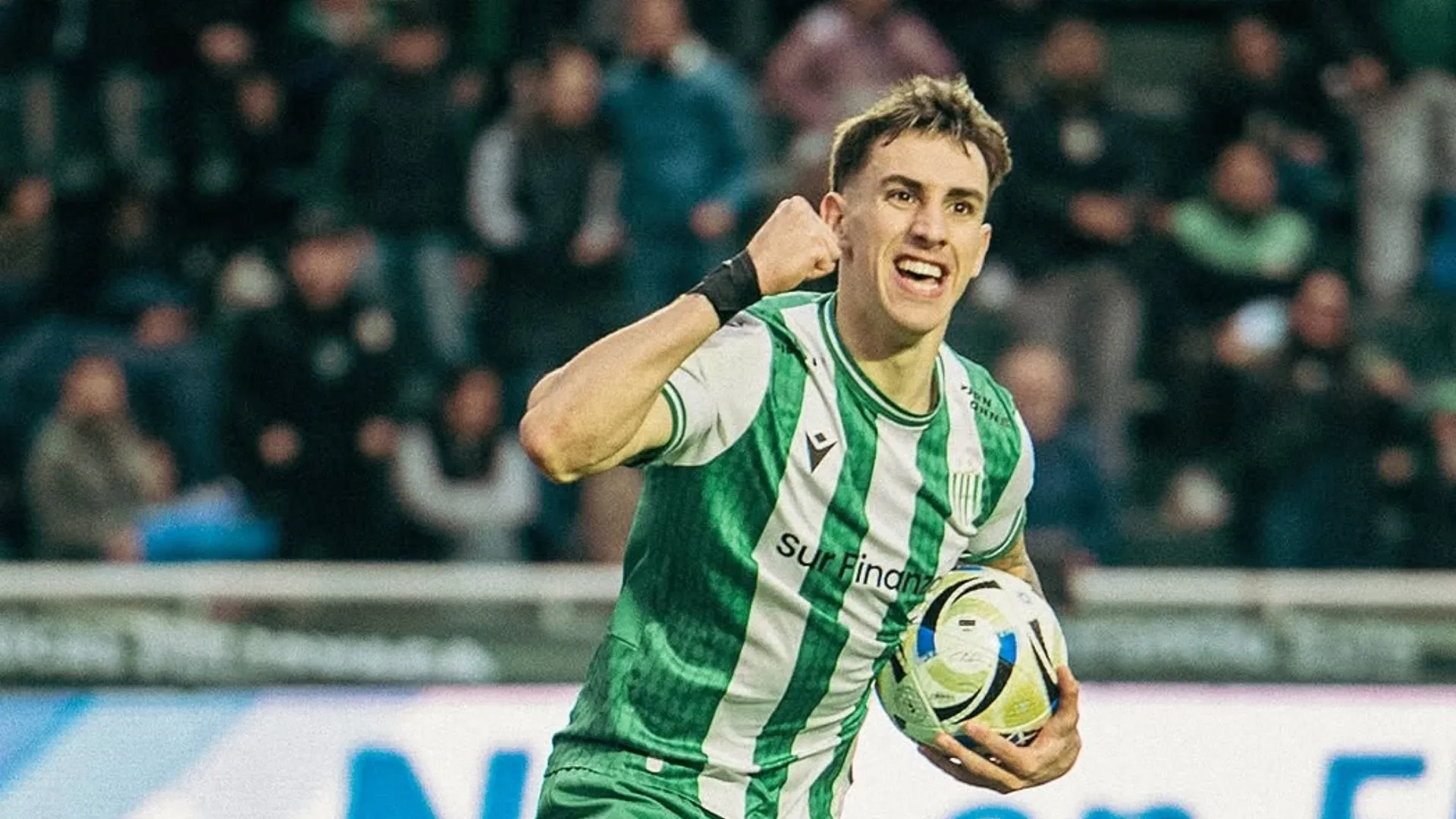 Banfield debe vender a un jugador y Boca está interesado en Auzmendi. (Instagram)