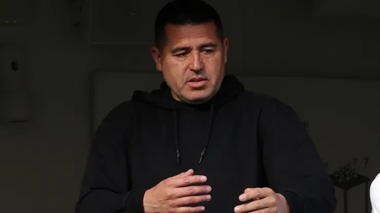 Román trajo a varios jugadores con el pase en su poder.