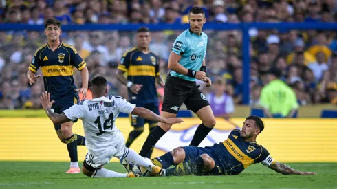 Un jugador de Riestra se llevó la camiseta de Paredes.