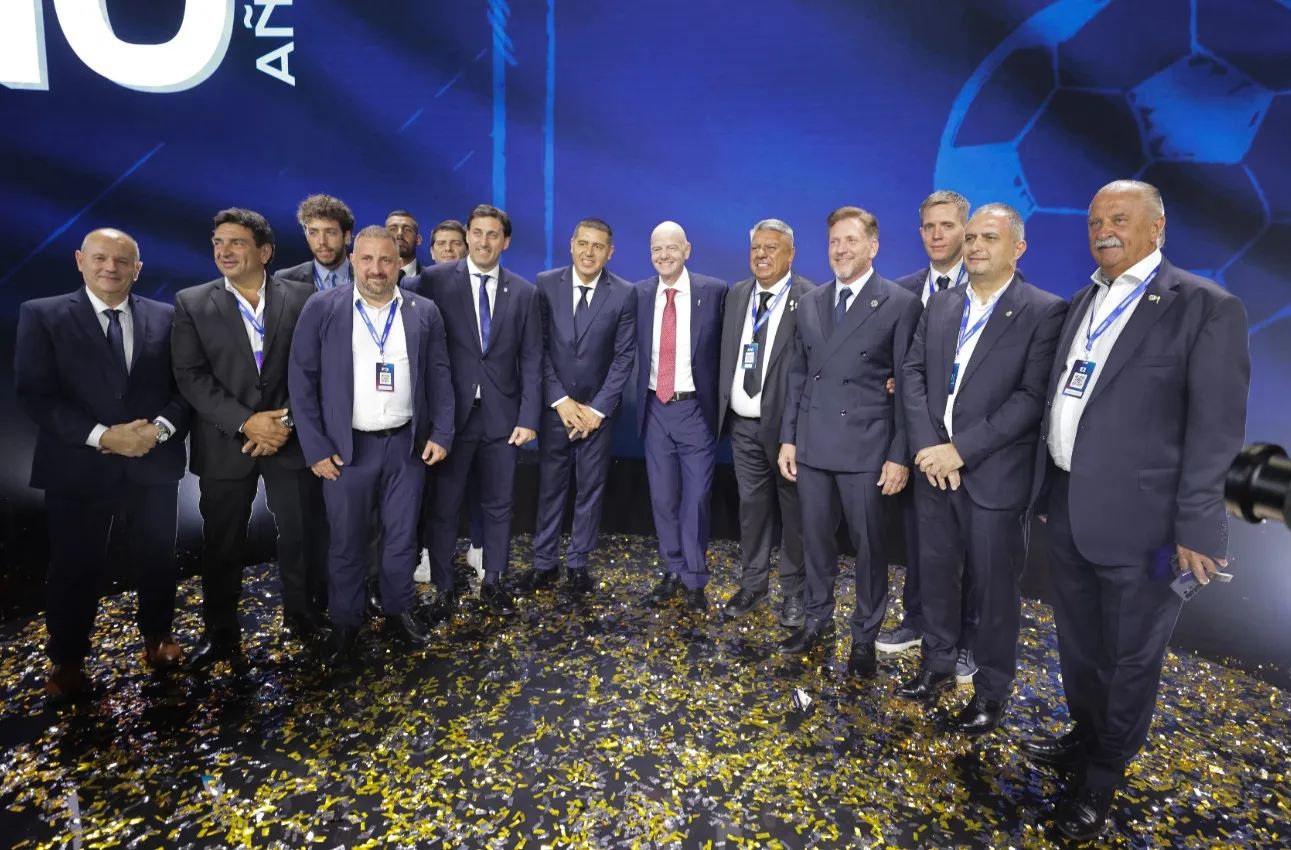 Riquelme y Rosica, junto a varios dirigentes del fútbol argentino. (CONMEBOL)