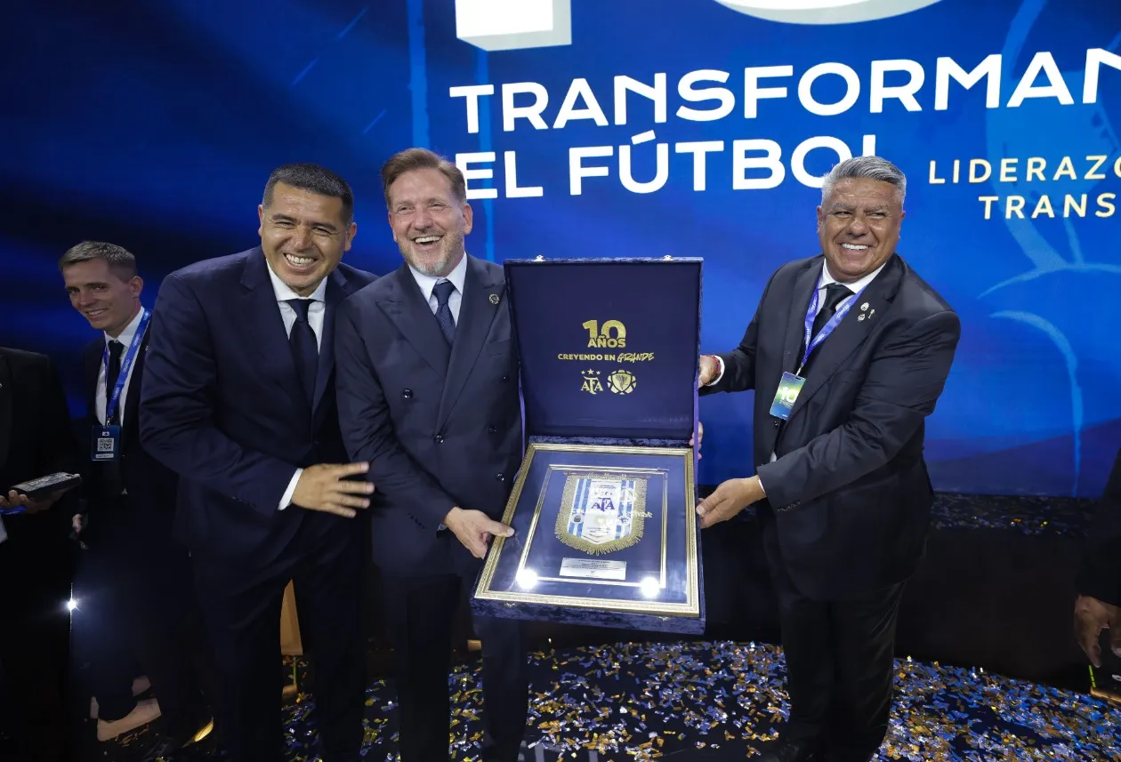 La placa que AFA le entregó a Domínguez por los 10 años. (CONMEBOL)