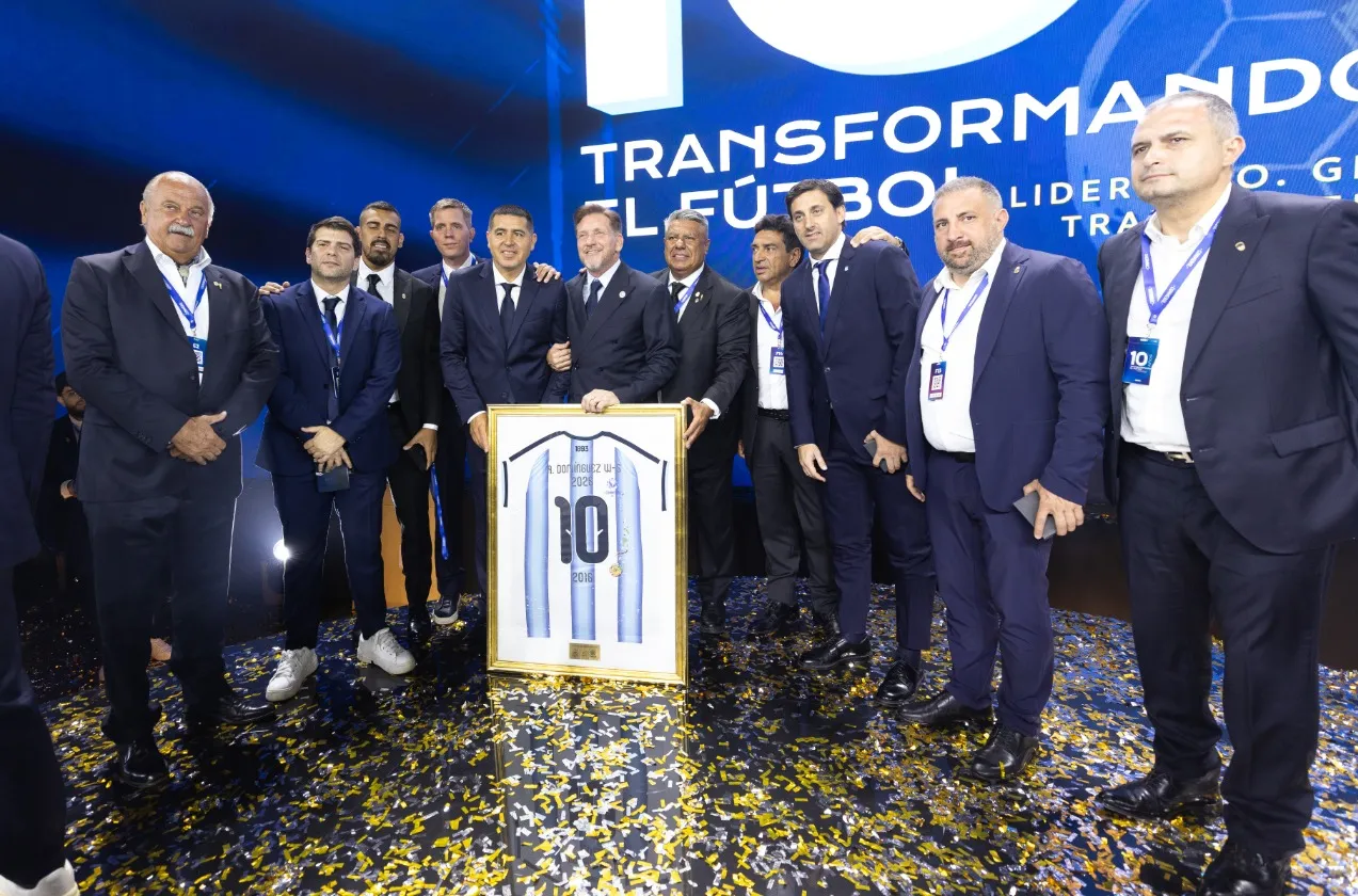 Domínguez recibió la “10” de Argentina de la mano de Román y Tapia. (CONMEBOL)
