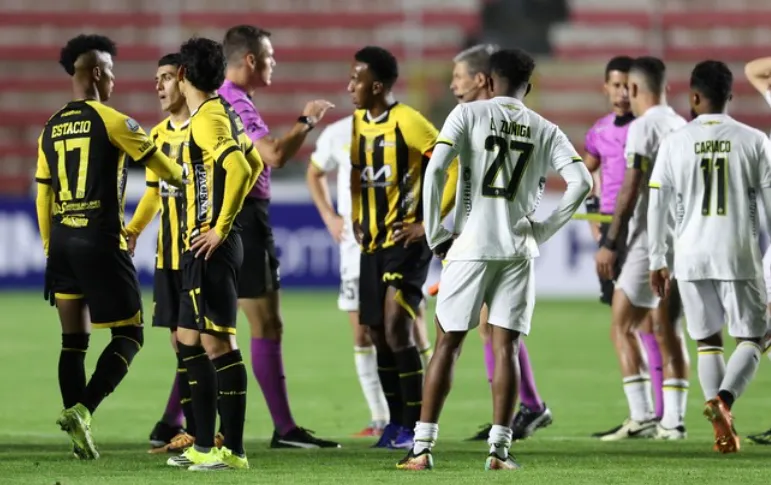 Empezó la Copa y hubo pausas de hidratación.