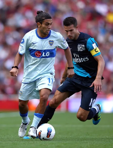 Walter Erviti, marcado por Robin van Persie, en un Boca-Arsenal. (Getty)