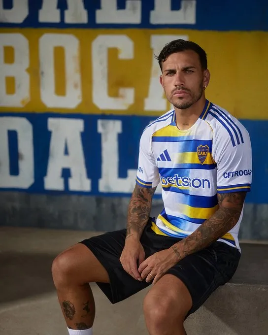 Leandro Paredes posa con la tercera camiseta de Boca. (Boca Oficial)