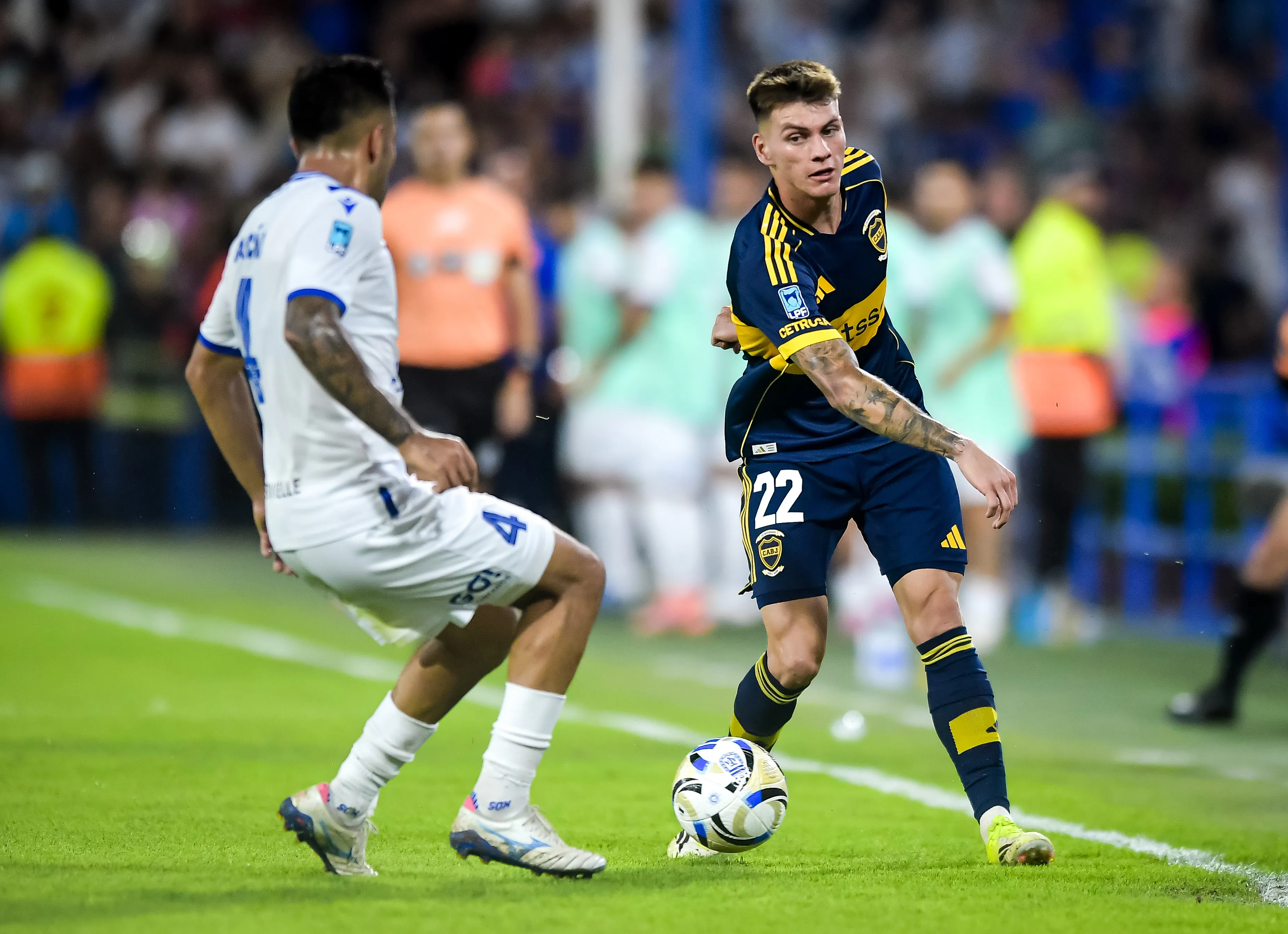 Zenón jugó de extremo ante Vélez y no tuvo un buen partido. (Getty Images)