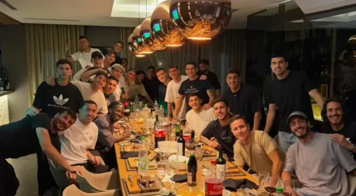 El plantel de Boca almorzó este miércoles. (Instagram)